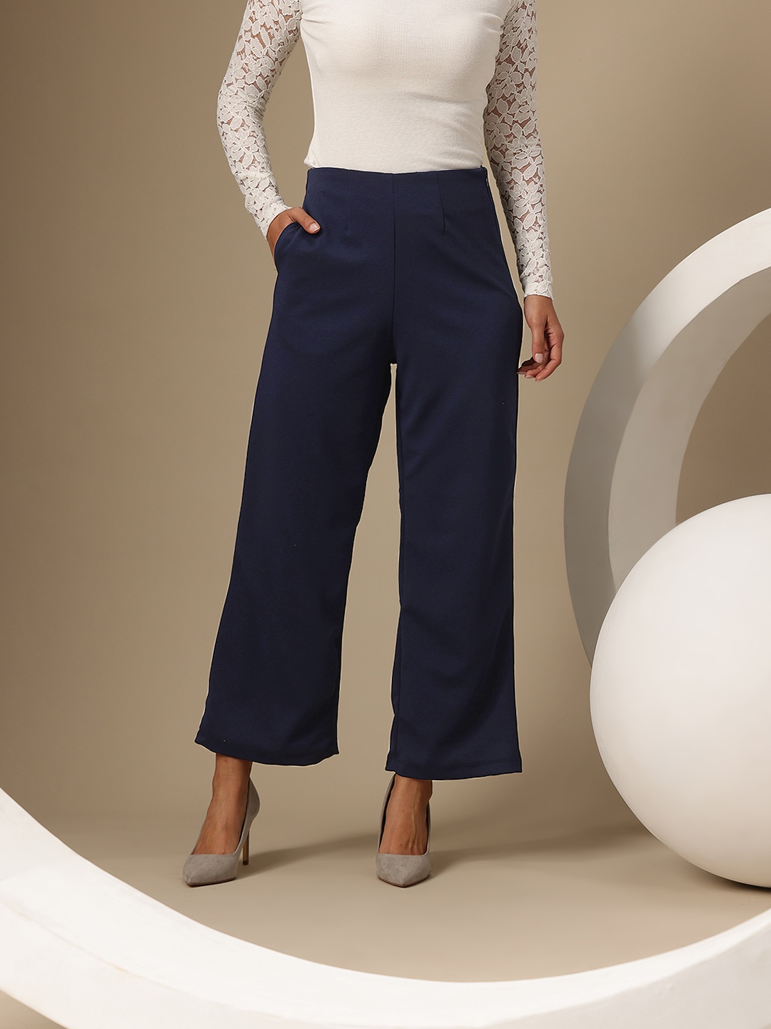 

Chemistry Women Mid-Rise Pleated Detail Regular Trousers, Navy blue