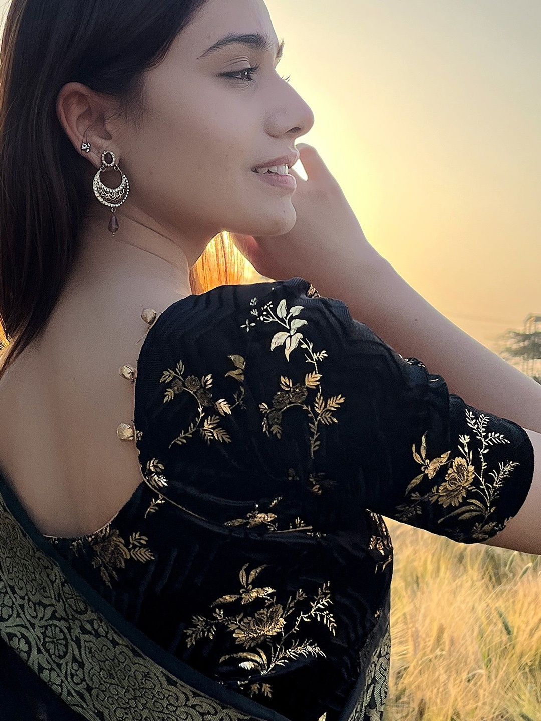 

Bindigasm's Advi Floral Printed Non-Padded Stretchable Velvet Saree Blouse, Black