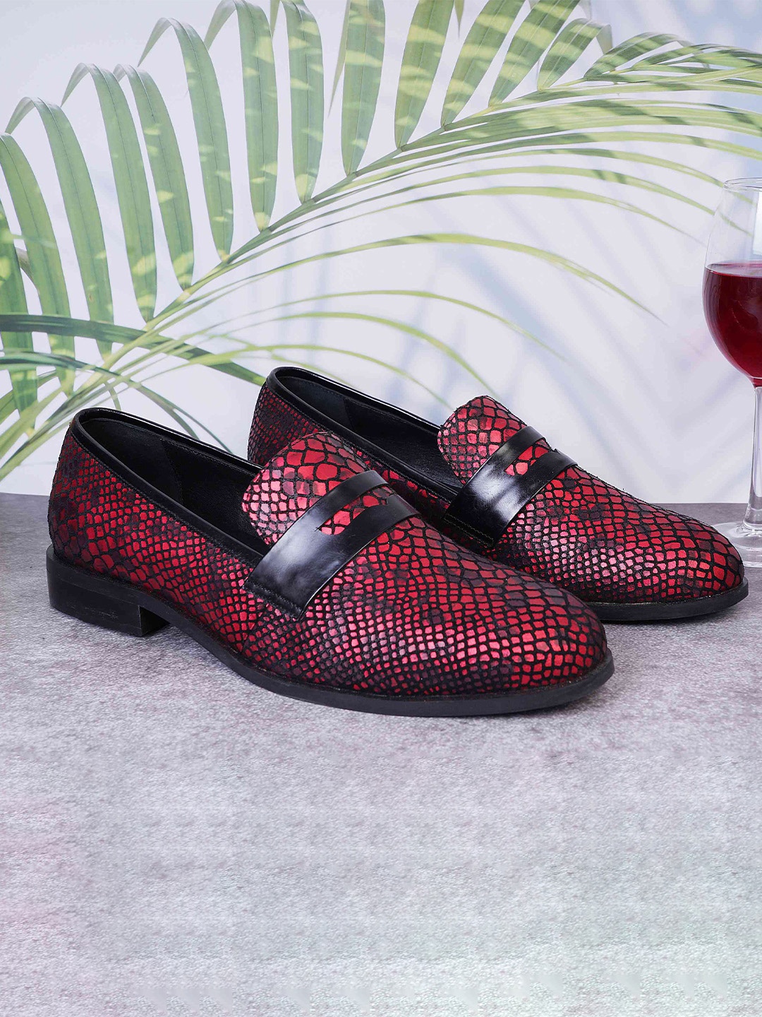 

LOVEY Men Textured Leather Loafers, Red
