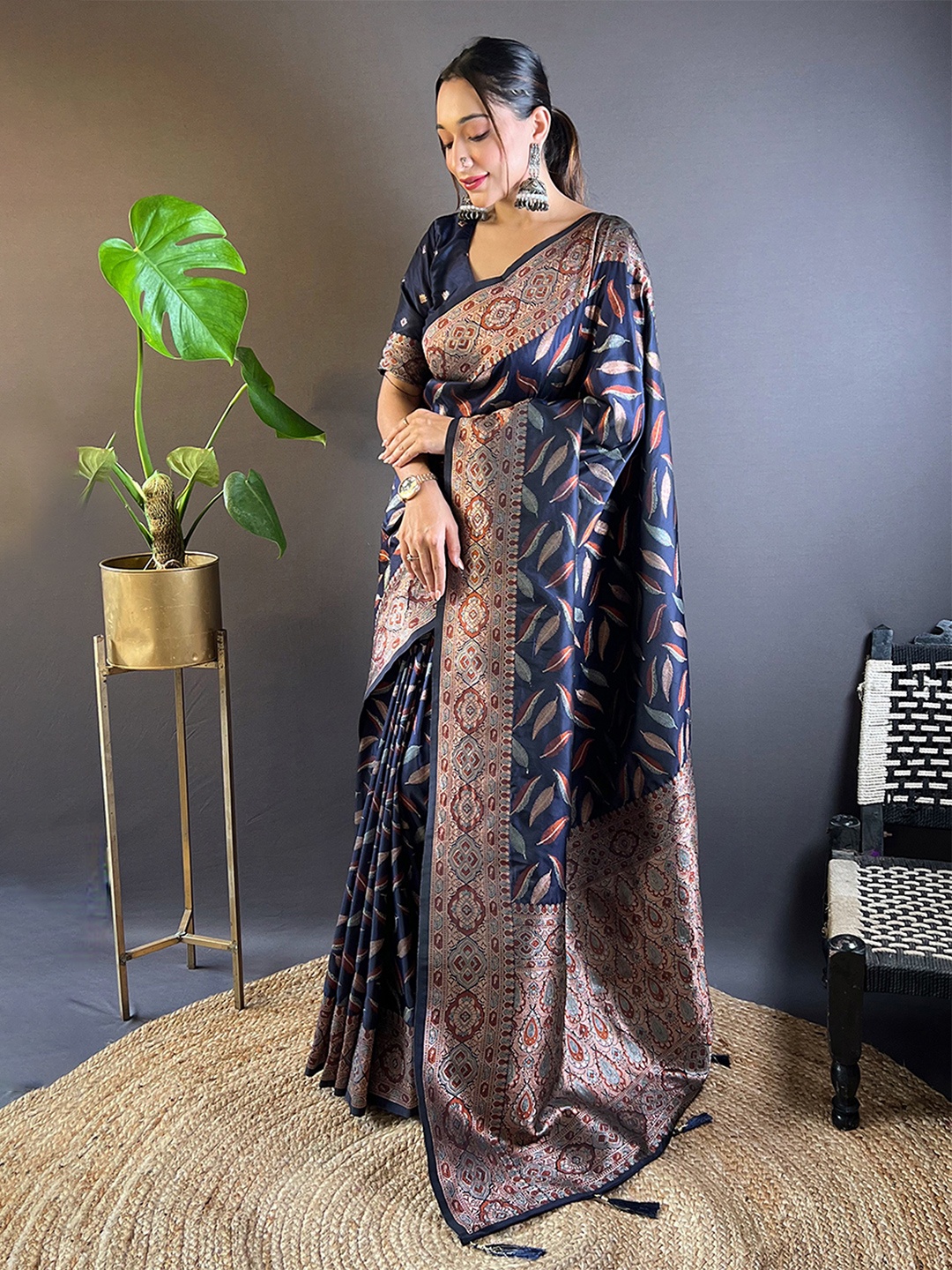 

Panzora Woven Design Zari Banarasi Saree, Navy blue