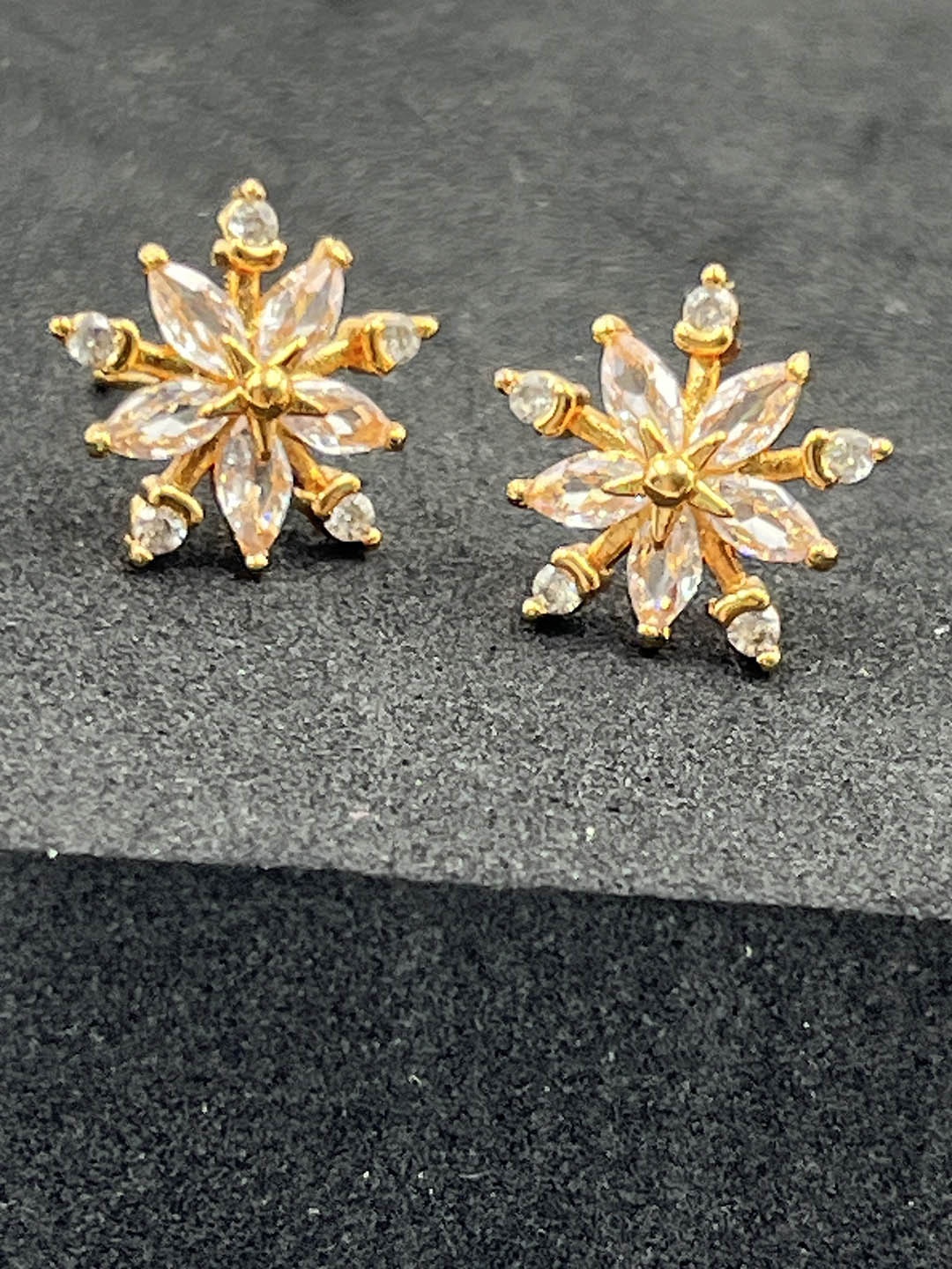 

DRAMATIC EFFECT Gold-Plated Floral Shaped Studs