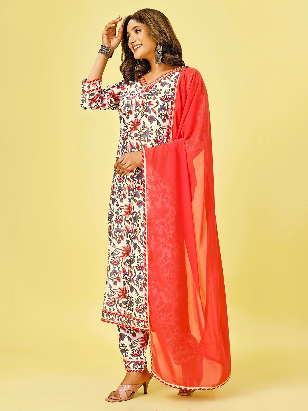 

FAB GALAXY Floral Printed Gotta Patti Straight Kurta With Trouser & Dupatta, Pink