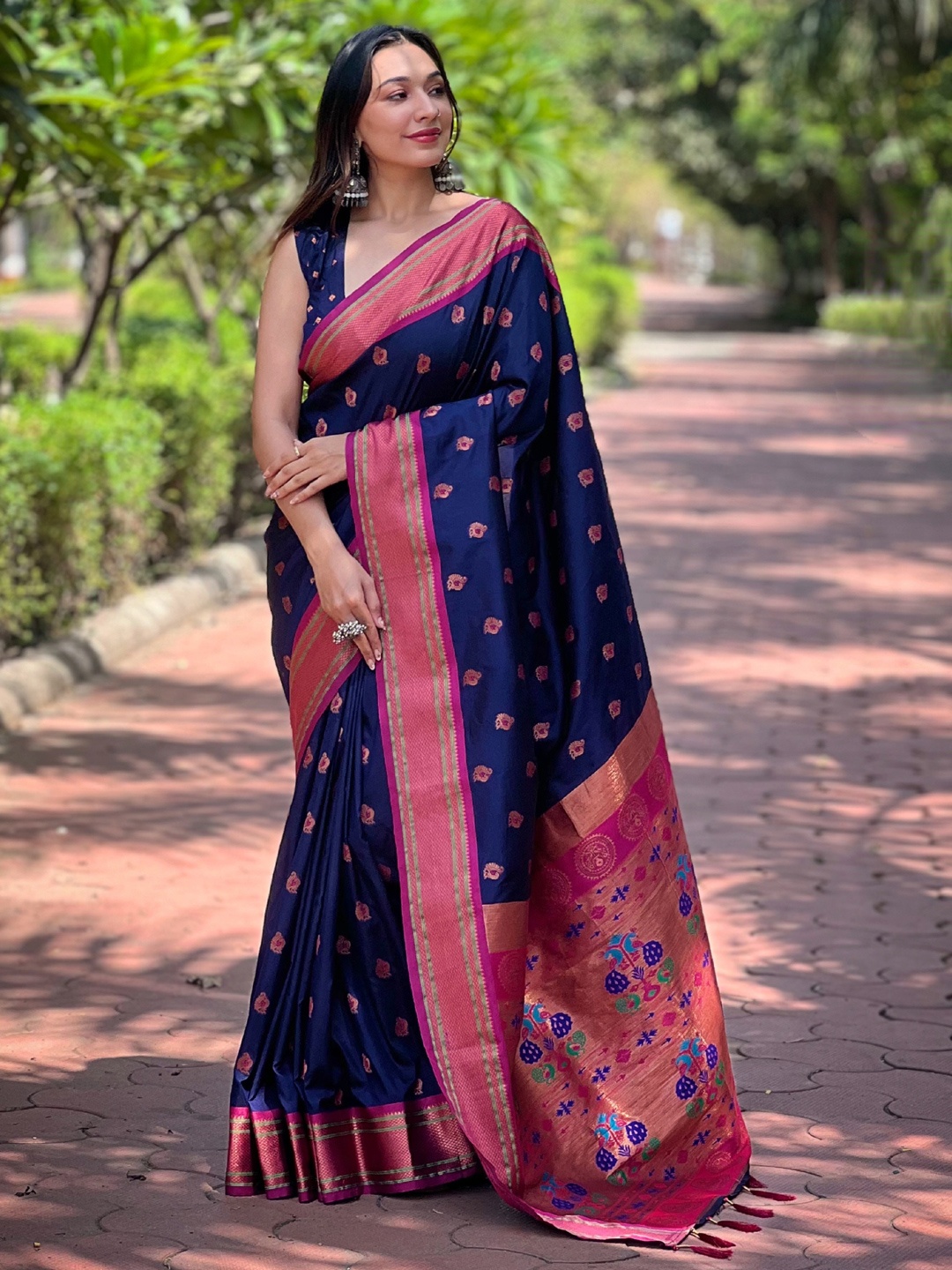 

Panzora Woven Design Zari Paithani Silk Saree With Unstitched Blouse Piece, Navy blue