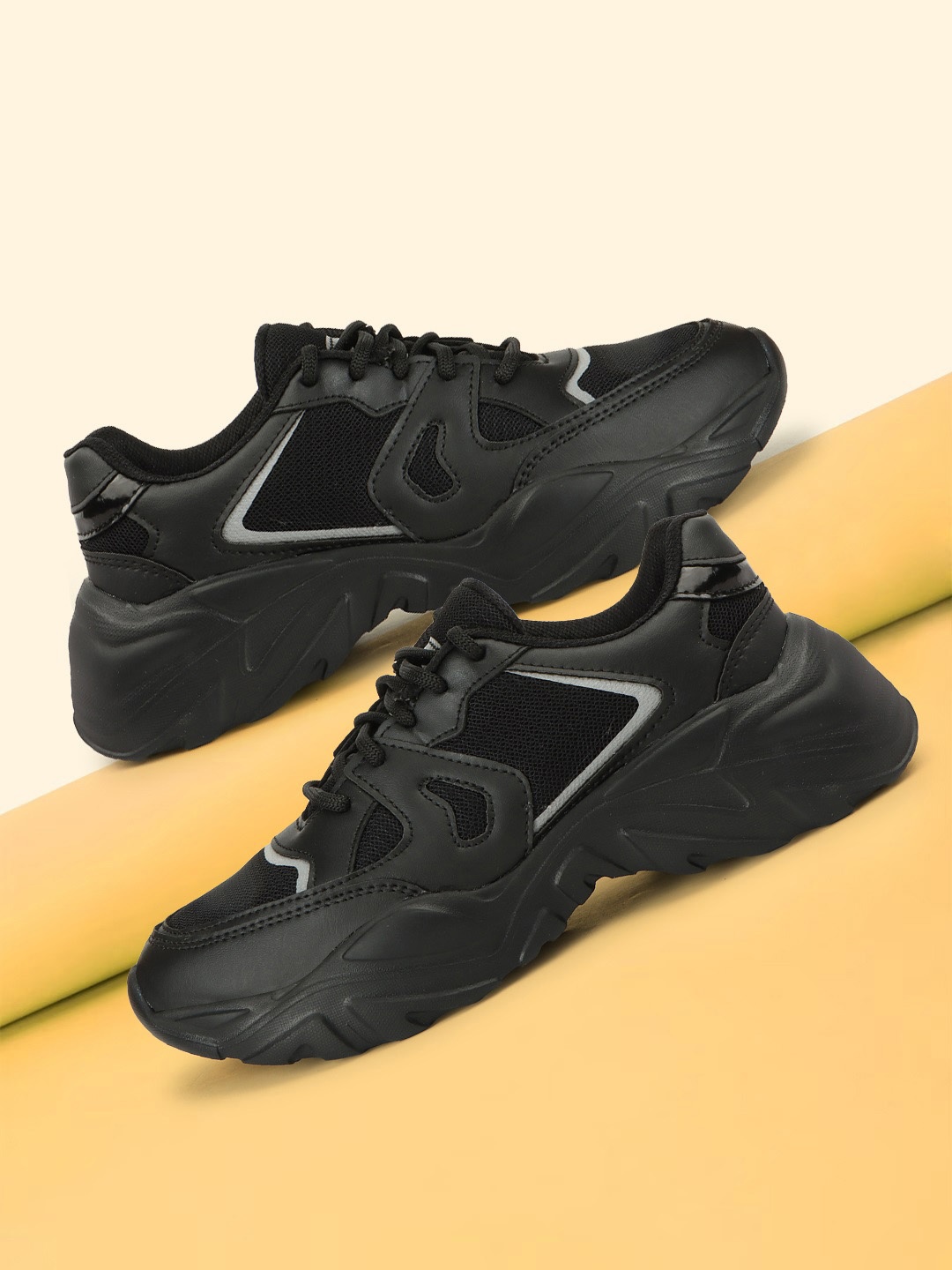 

HRX by Hrithik Roshan Women Textured Lace-Ups Sneakers, Black