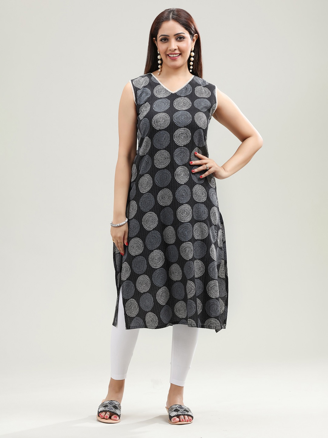 

COTTON CULTURE Geometric Printed V-Neck Sleeveless Cotton Straight Kurta, Black