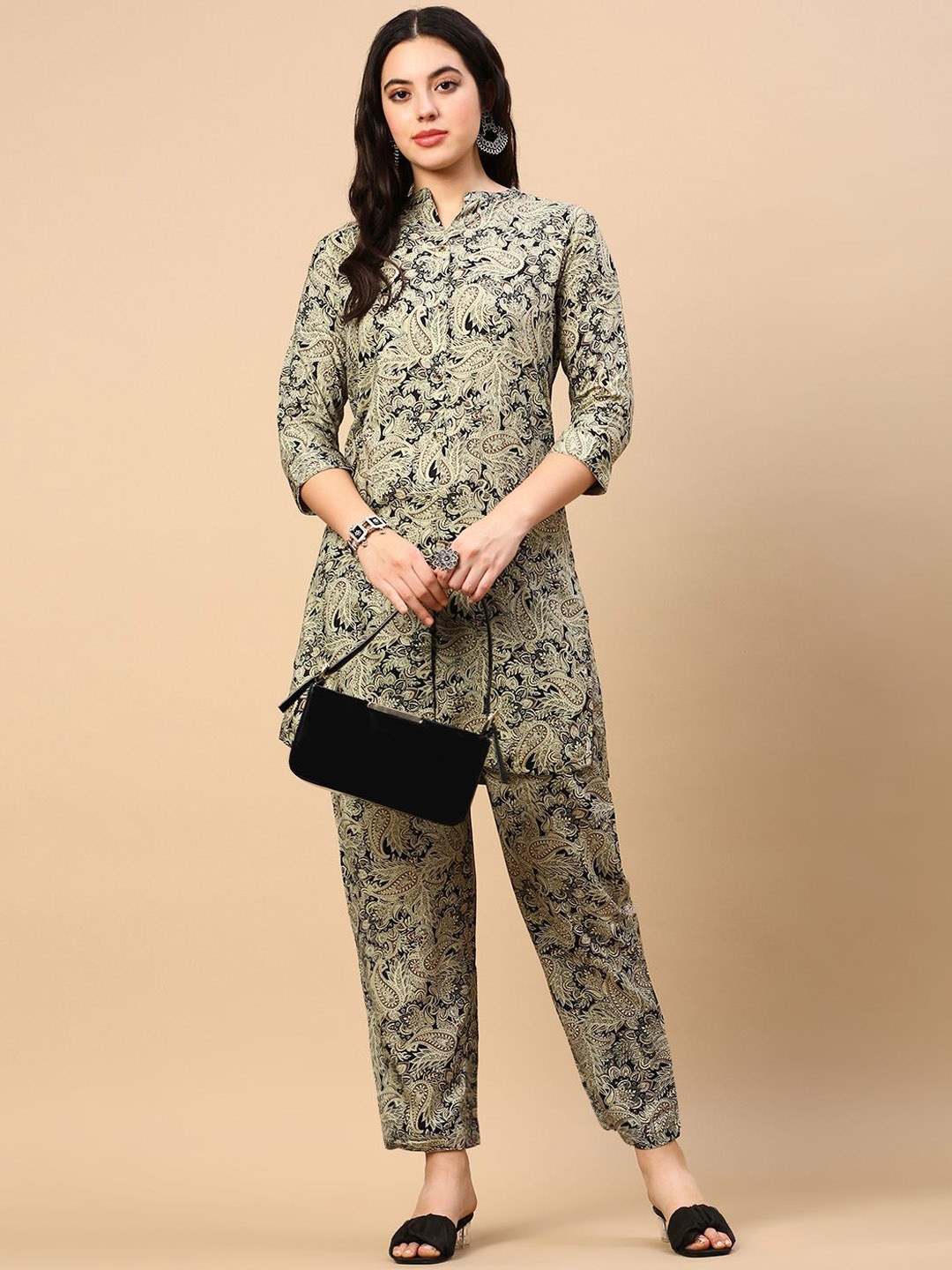 

SHOWOFF Floral Printed Band Collar Straight Kurta With Trouser, Green