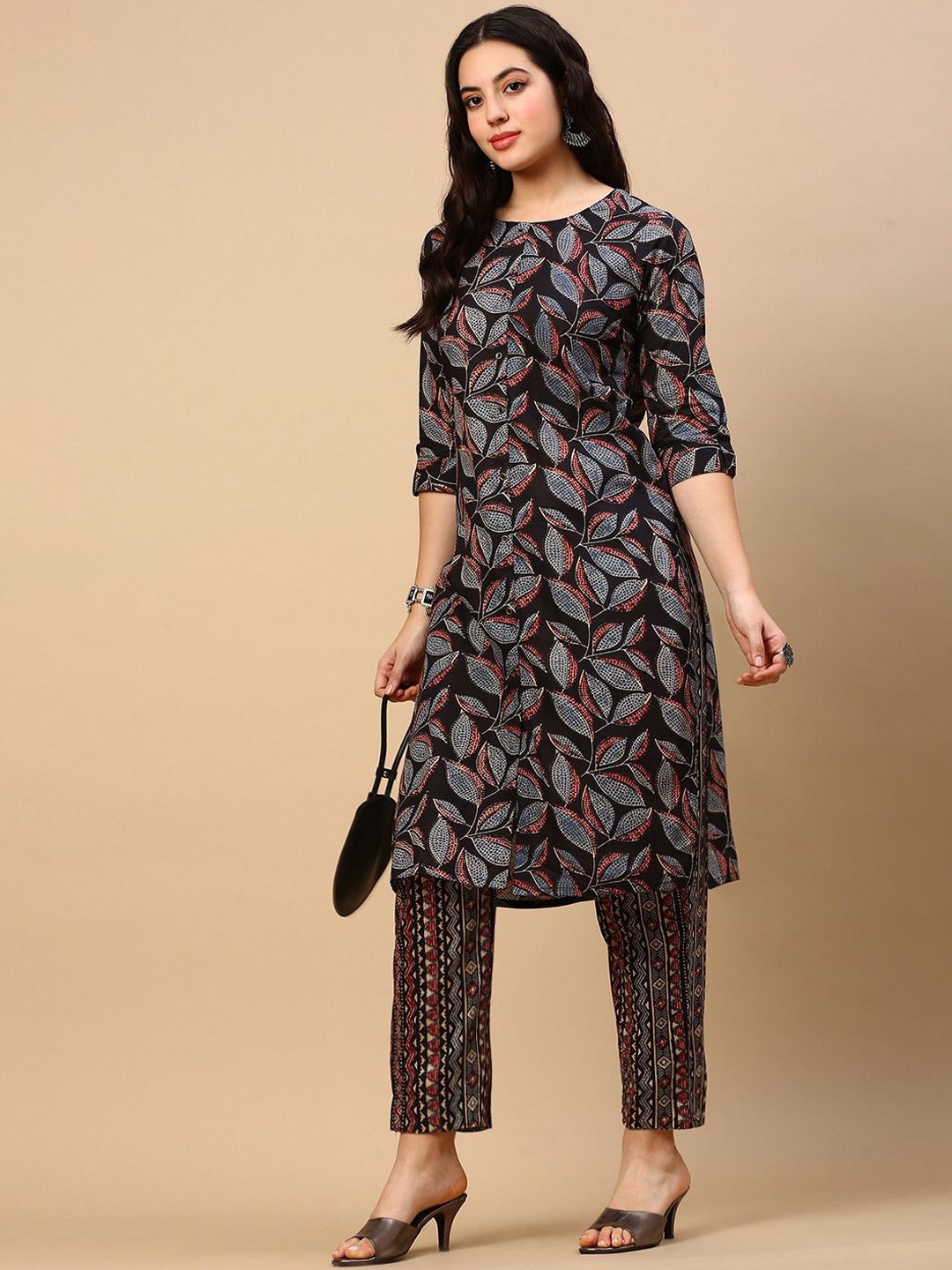 

SHOWOFF Floral Printed Straight Kurta with Trousers, Black