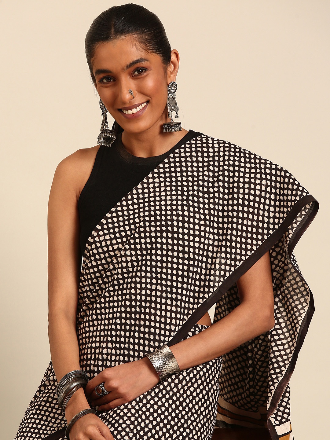 

Taavi Bagru Motif Print Pure Cotton Mul Mul Saree, Black