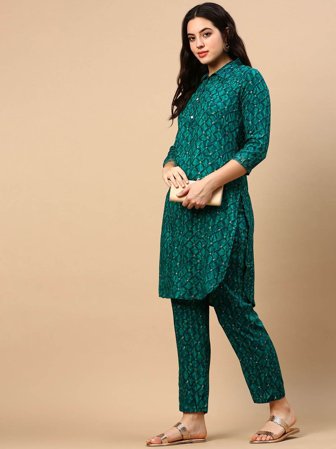 

SHOWOFF Bandhani Printed Shirt Collar Straight Kurta With Trouser, Green