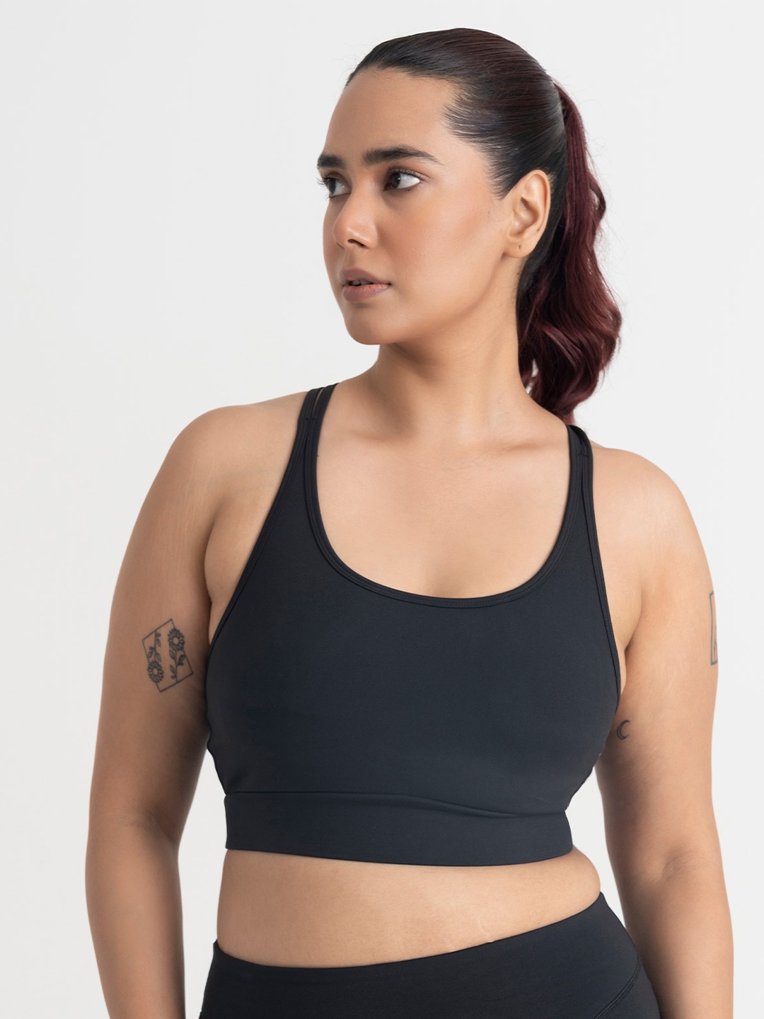 

Hunnit Cross Back Round Neck Sports Bra with Medium Coverage, Black