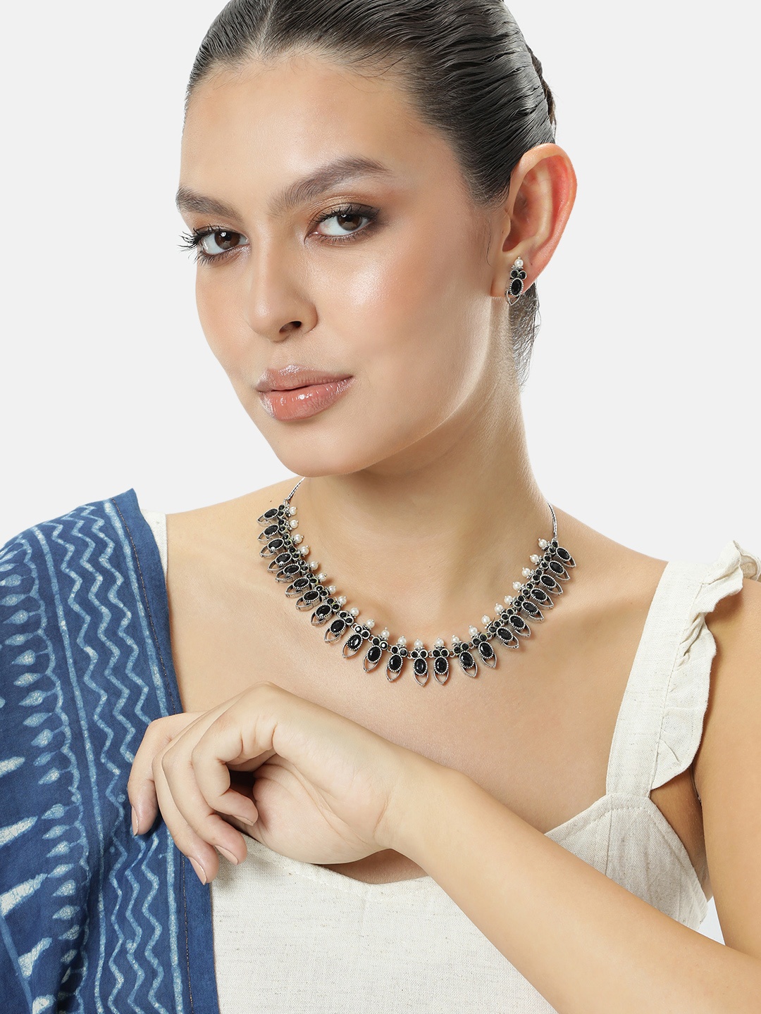 

AITIHYA Silver-Plated Stone Studded Jewellery Set, Black