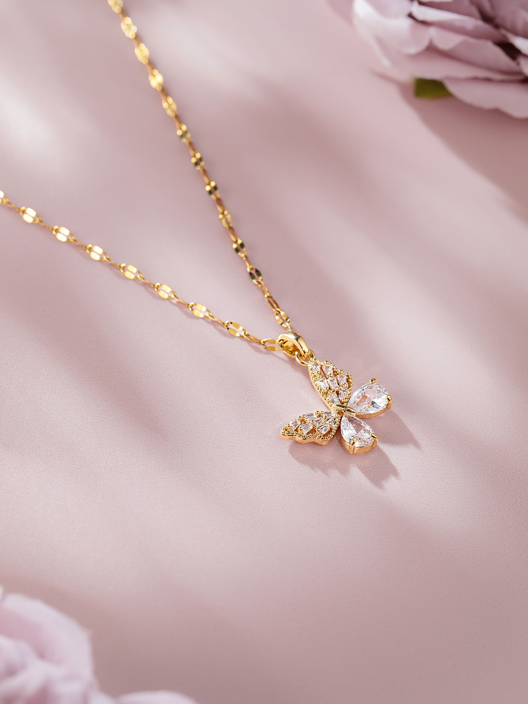 

Avyana Gold-Plated Pendant with Chain