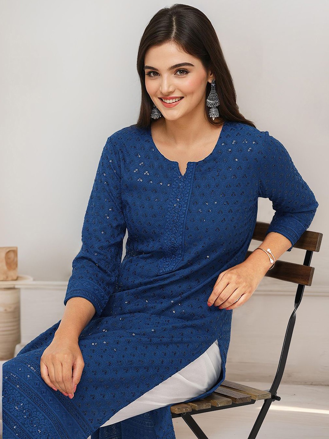 

Ishin Floral Embroidered Sequinned Straight Kurta, Teal