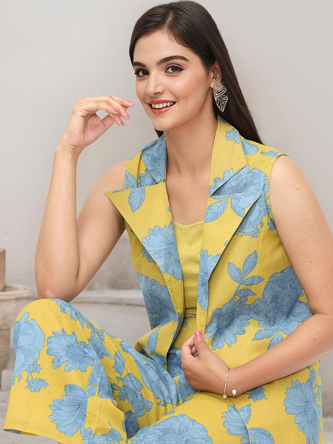 

Ishin Yellow Floral Printed Top & Trousers & Jacket