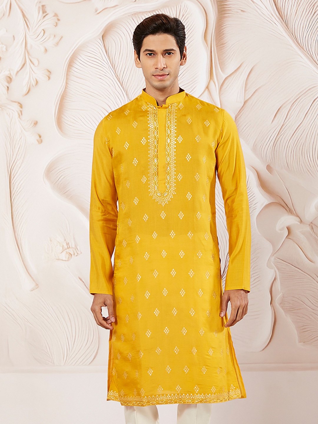 

VASTRAMAY Geometric Embroidered Mandarin Collar Thread Work Chanderi Silk Kurta, Yellow