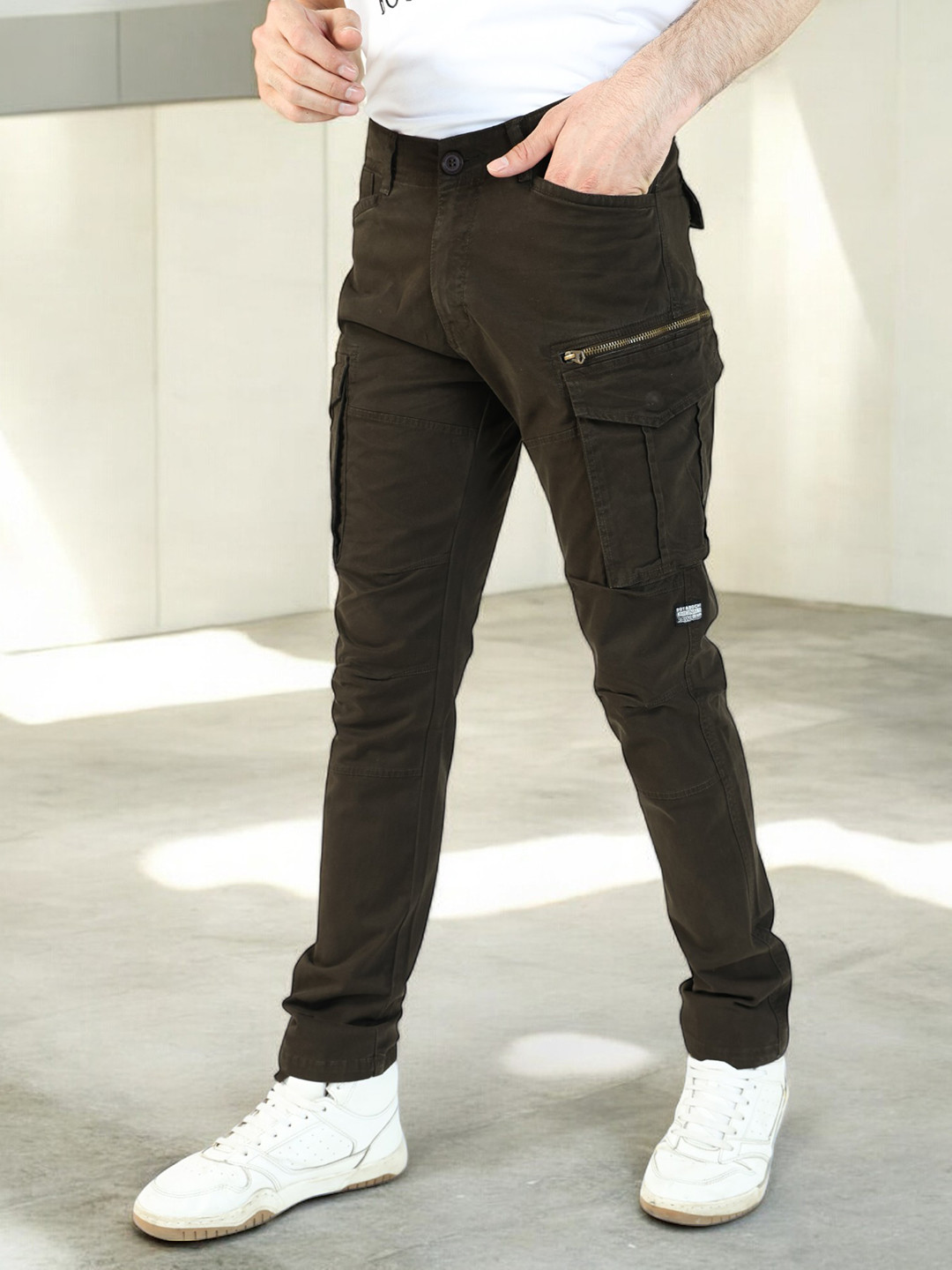 

BOTABOCHI Men Solid Relaxed Slim Fit High-Rise Easy Wash Cargos Trousers, Olive