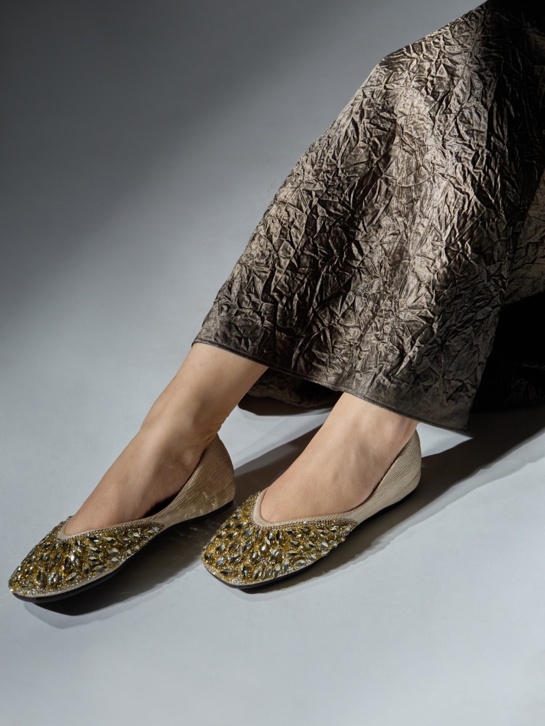 

CAI Embellished Inde Mojaris, Gold
