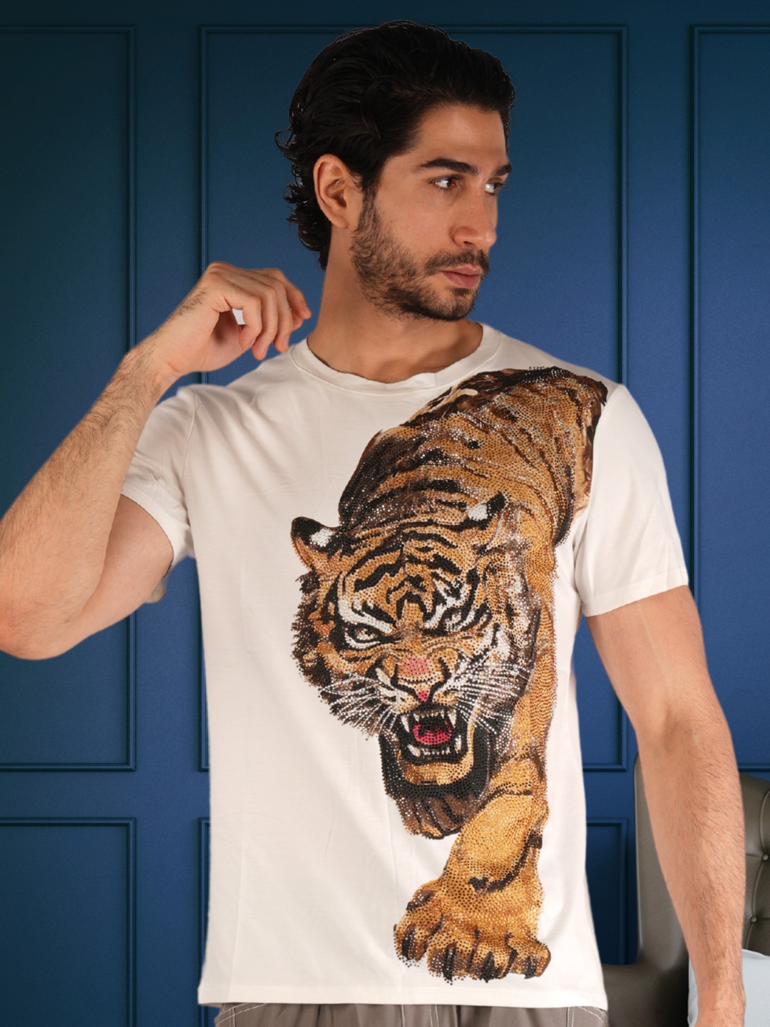 

BOTABOCHI Men Cotton Embellished Graphic Printed T-shirt, White