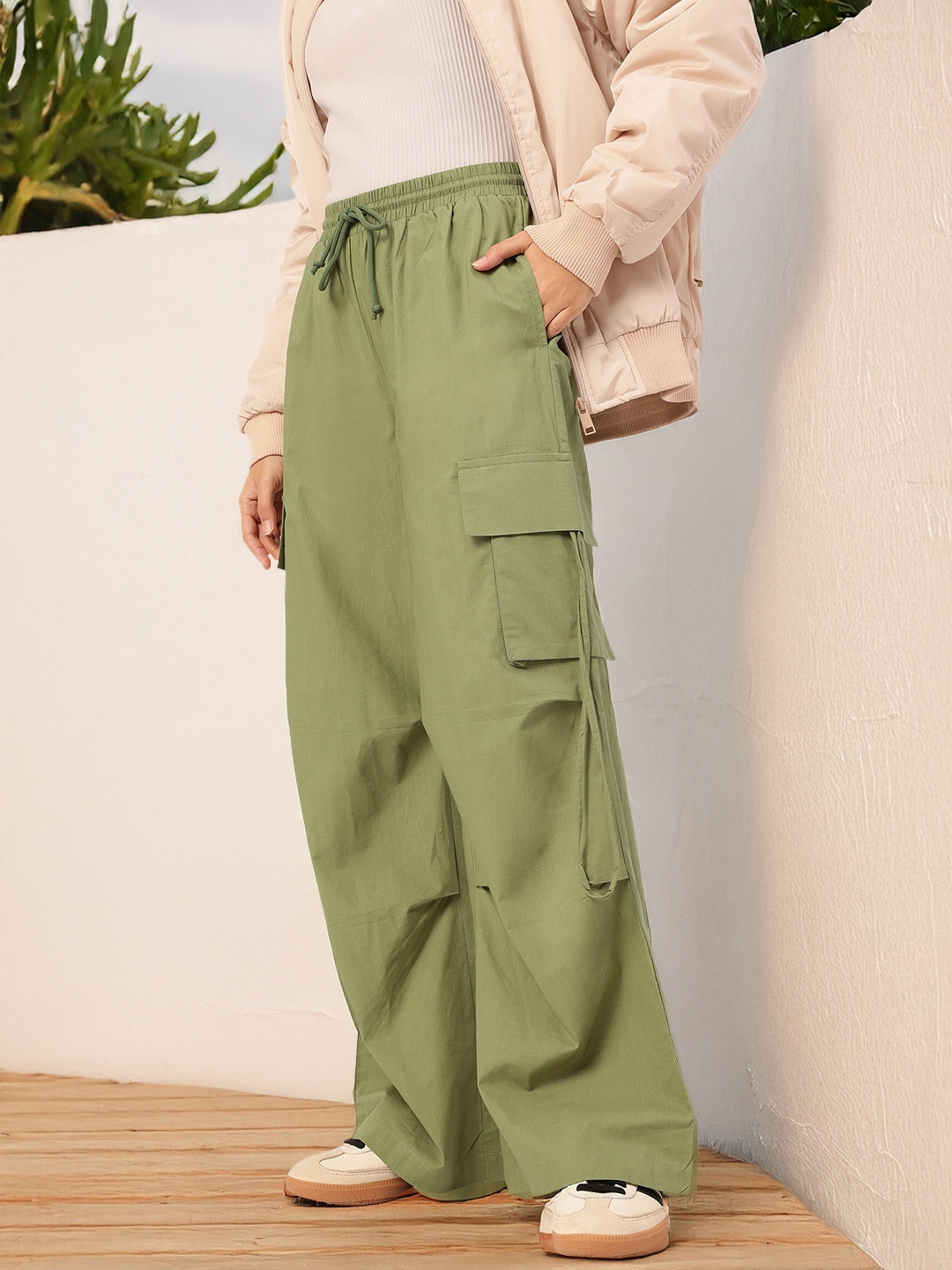 DressBerry Women Army Chic Cargo-Style Trousers, Olive