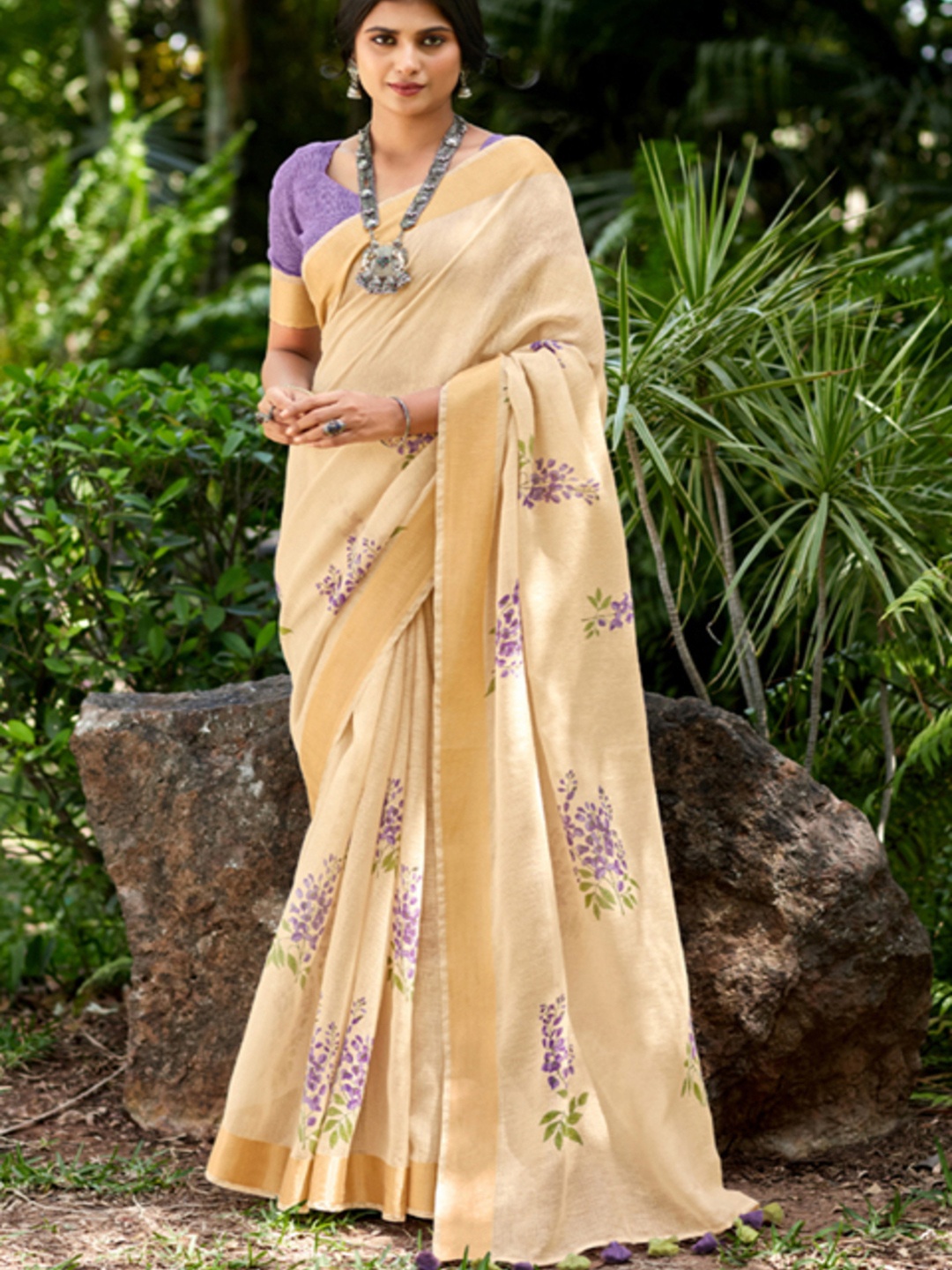 

CHUDIYA Floral Printed Zari Saree, Off white