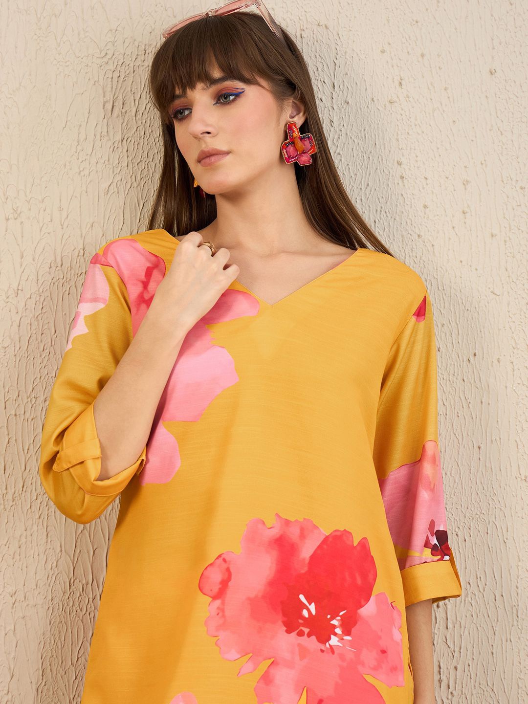 

Indo Era Floral Printed V-Neck Straight Kurta with Trousers, Yellow