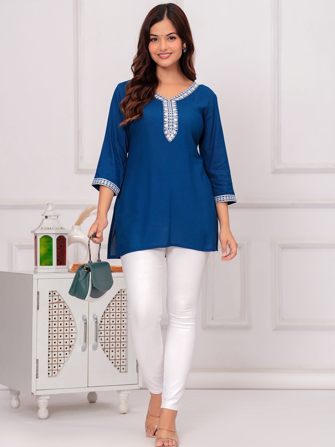 

NEW4U Women V-Neck Embroidered Crop Top, Blue