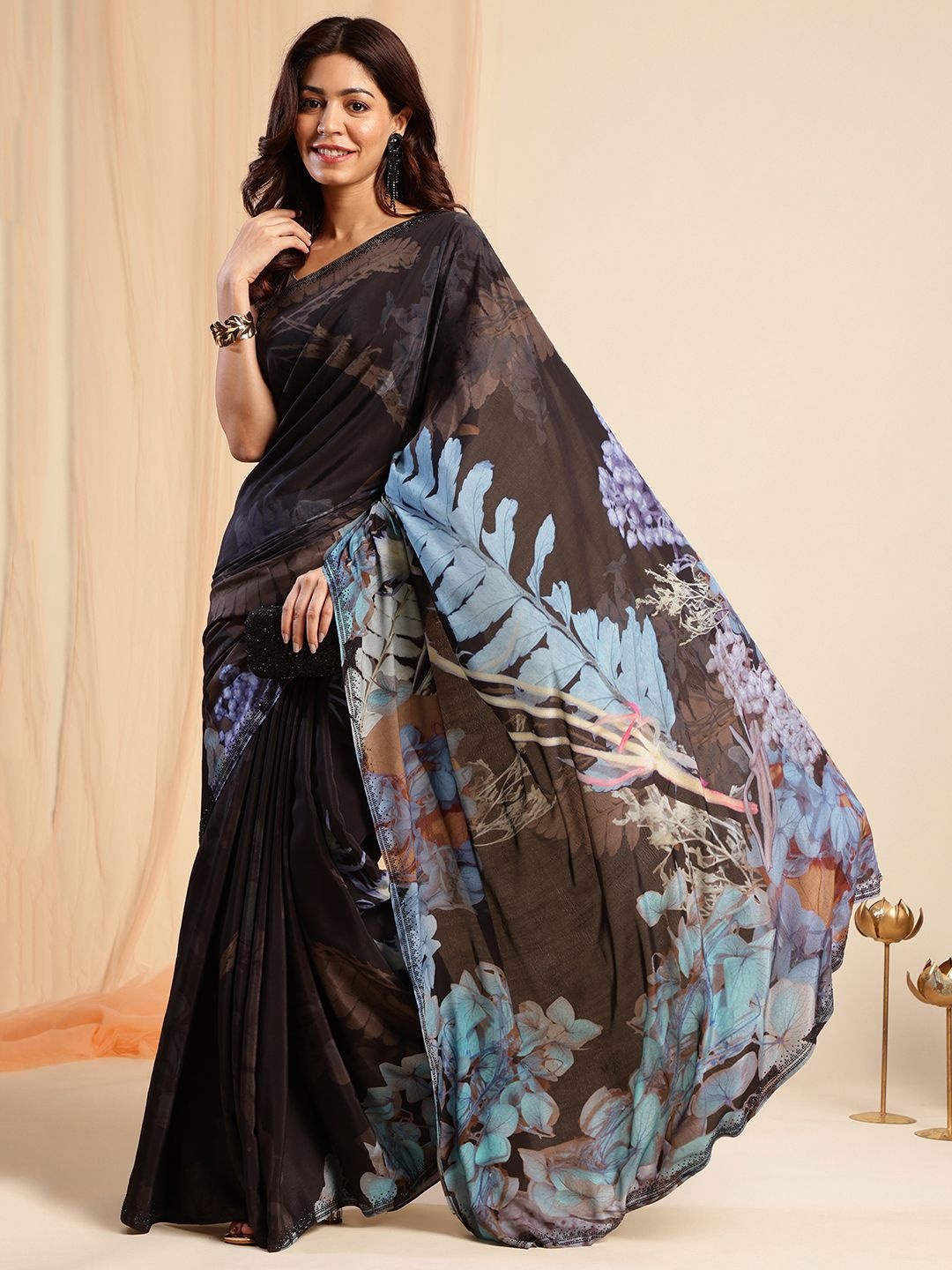

navyasa by liva Abstract Printed Pure Crepe Saree, Black