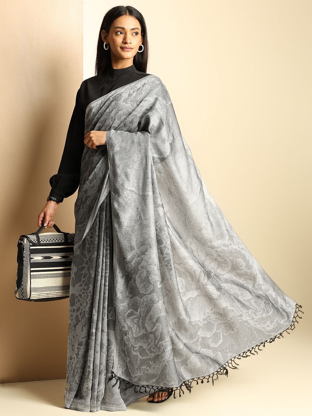 

navyasa by liva Abstract Printed Saree, Grey