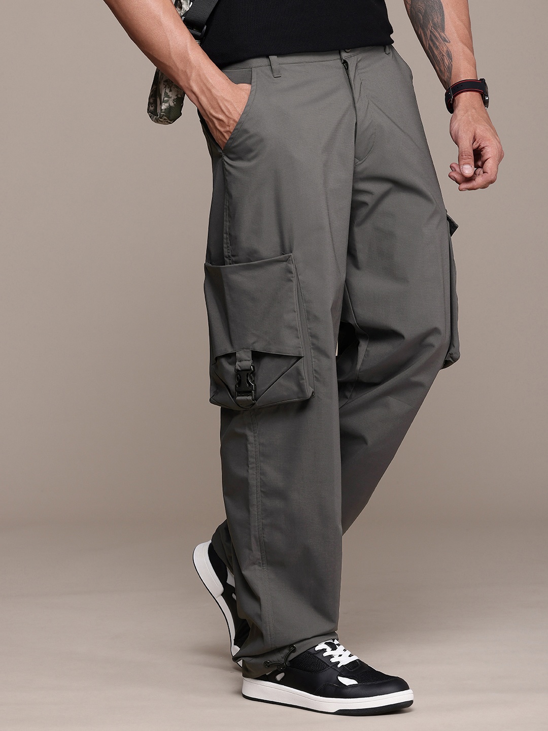 

FCUK Men Relaxed Loose Fit Non Iron Cargos Trousers, Grey