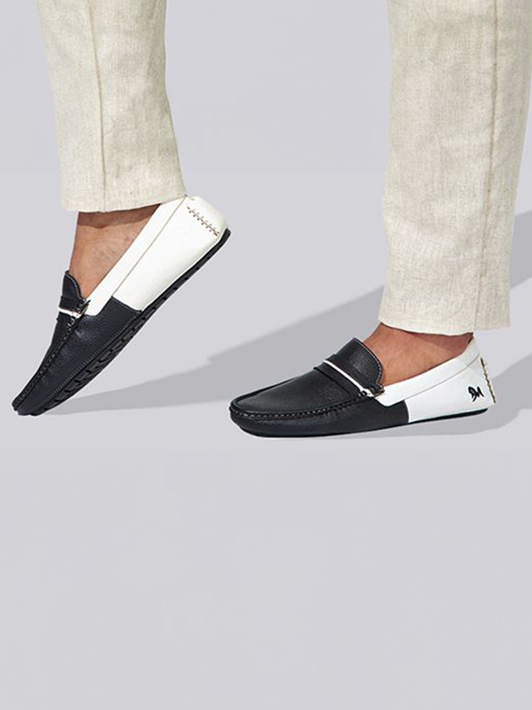 

NEEMANS Men Colourblocked PU Loafers, Black