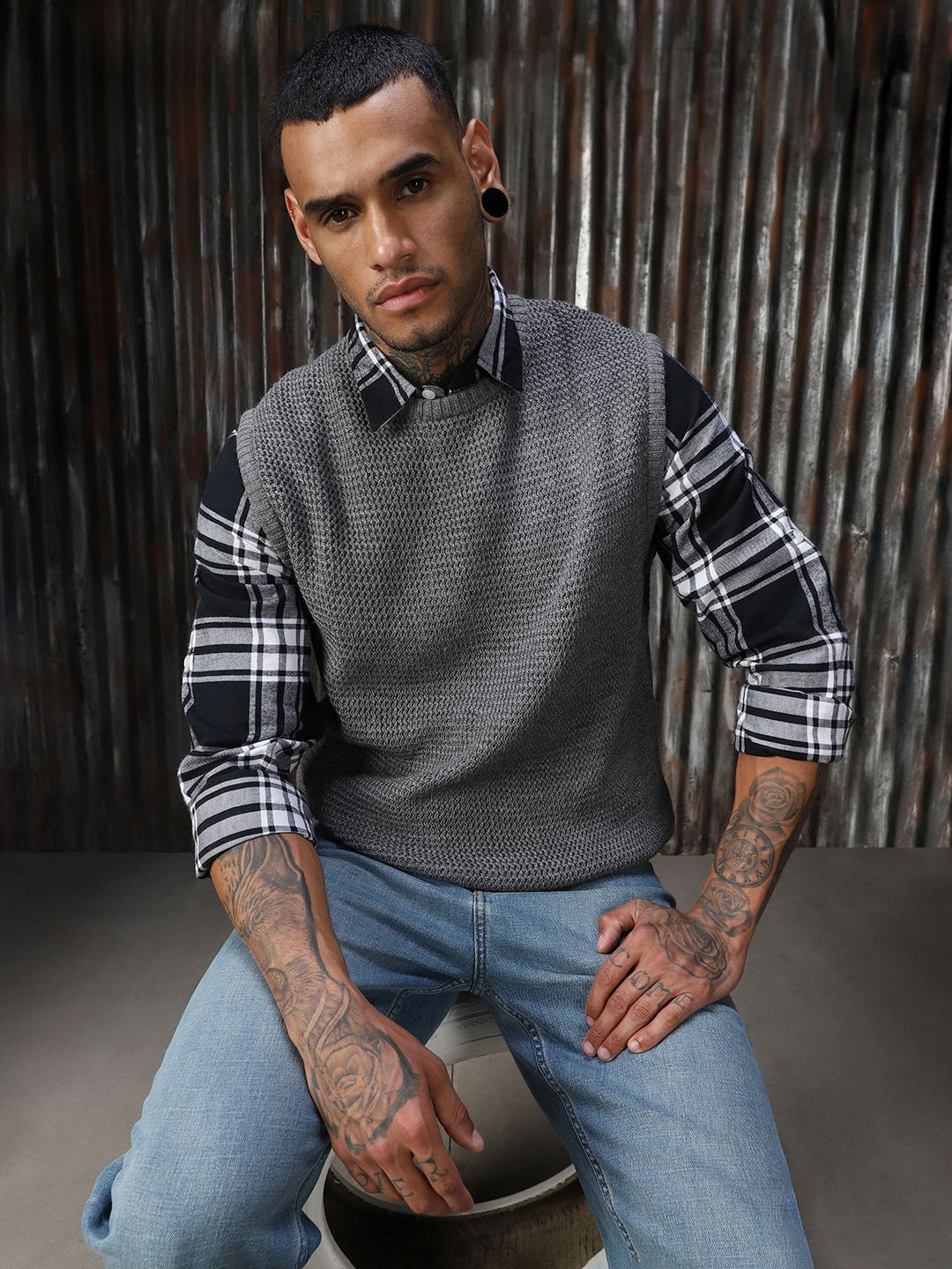 

High Star Men Stractured Round Neck Sweater Vest, Grey