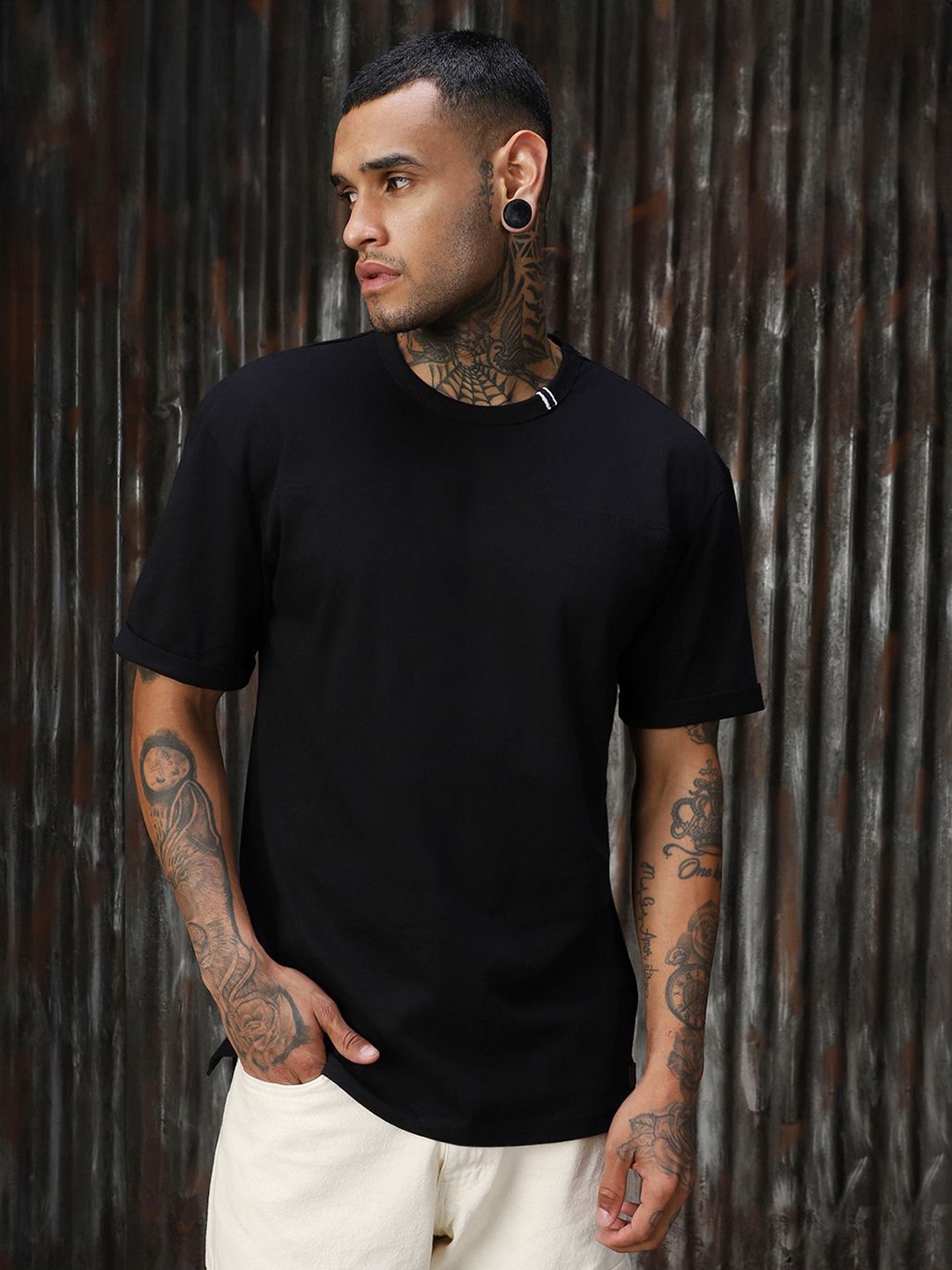 

High Star Men Solid Round Neck Pure Cotton Relaxed Fit Cun n Sew Detail T-Shirt, Black