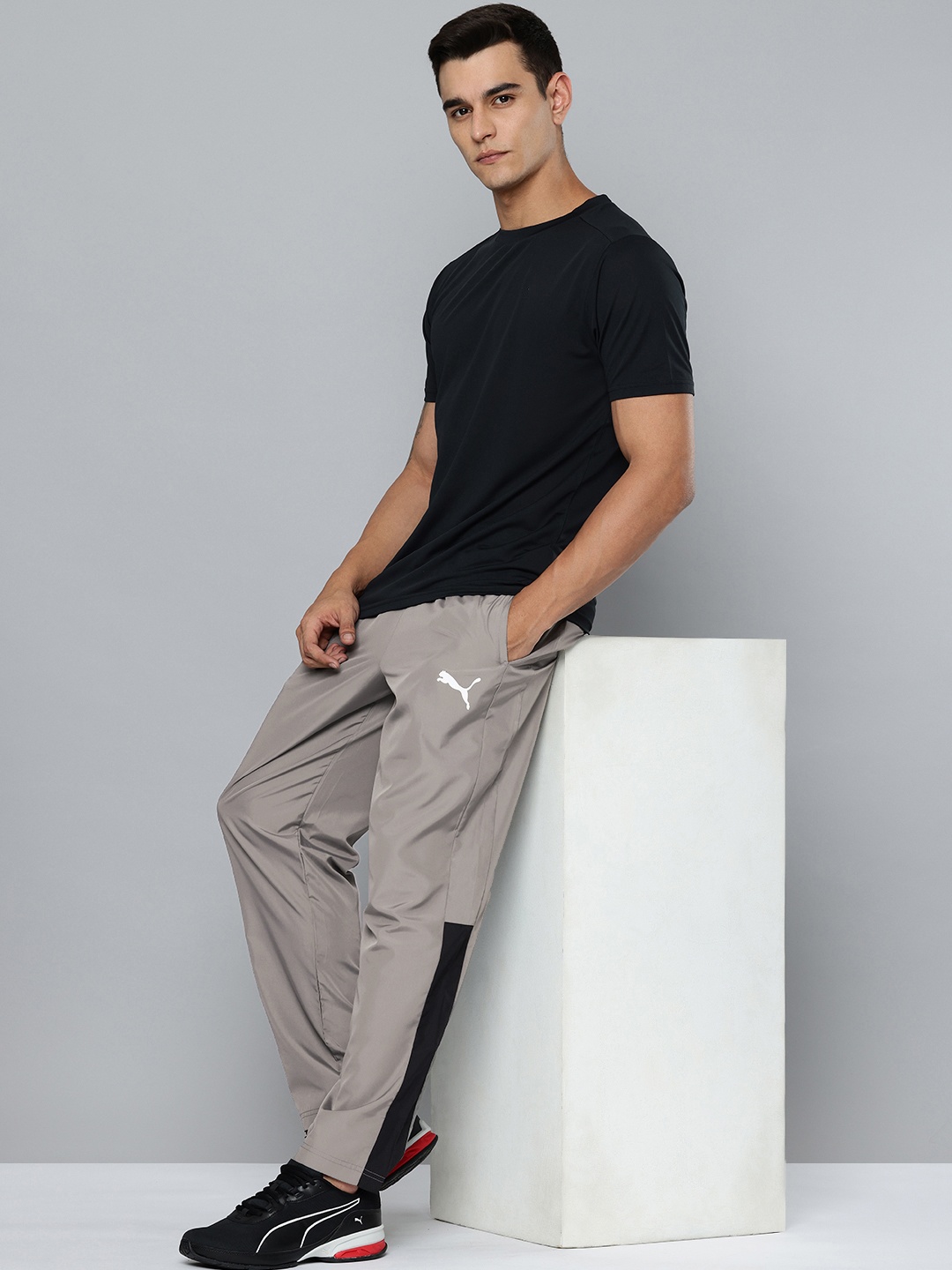 

Puma Men ESS Woven Outdoor Track Pants, Grey
