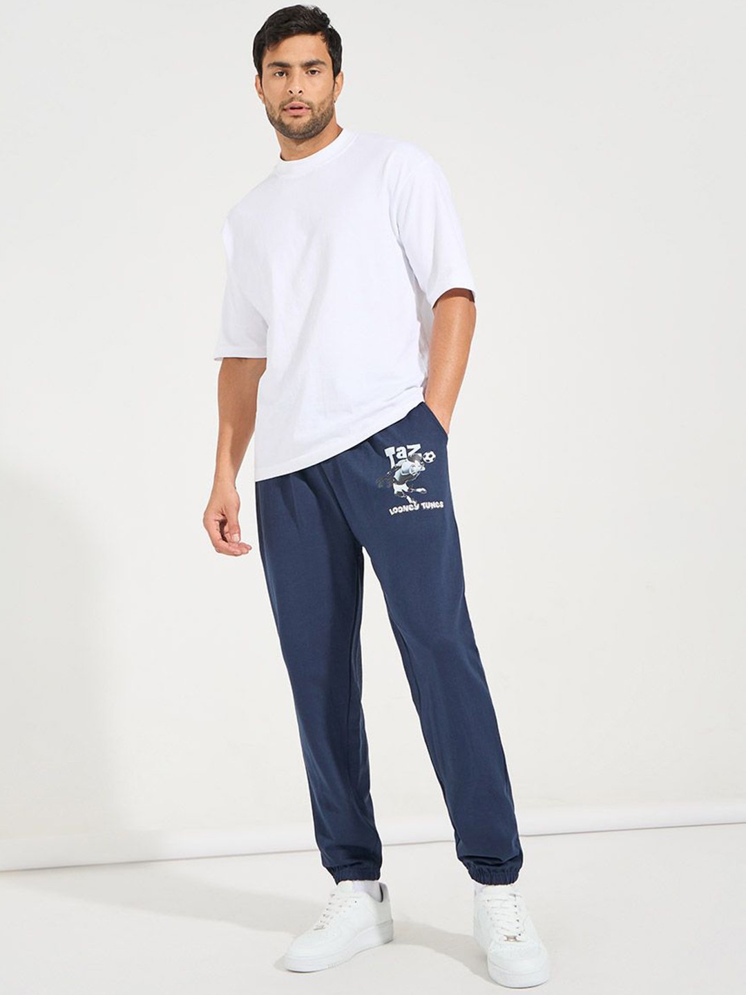 

Styli Men Taz Graphic Printed Pure Cotton Oversized Terry Jogger with Cuffed Hem, Navy blue