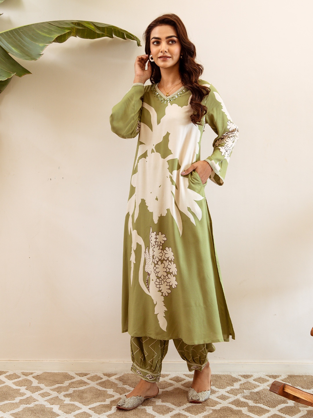 

Ishin Women Floral Printed Regular Kurta with Trousers, Green