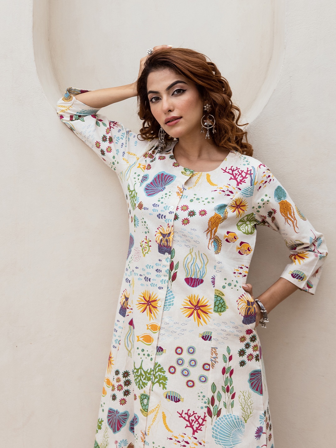 

Ishin Women Floral Printed Regular Pure Cotton Kurta with Trousers, Off white