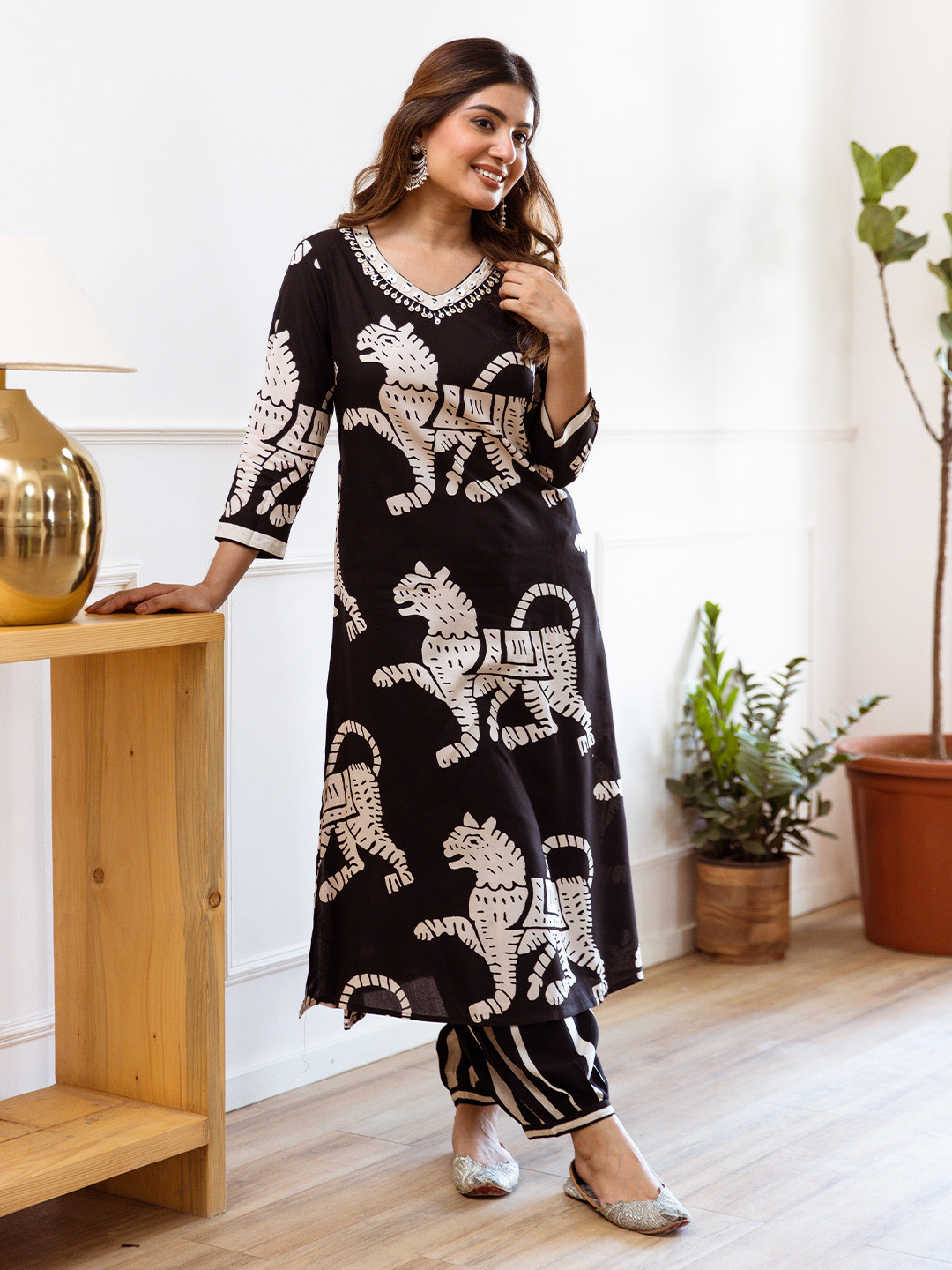 

Ishin Women Ethnic Motifs Printed Regular Kurta with Trousers, Black