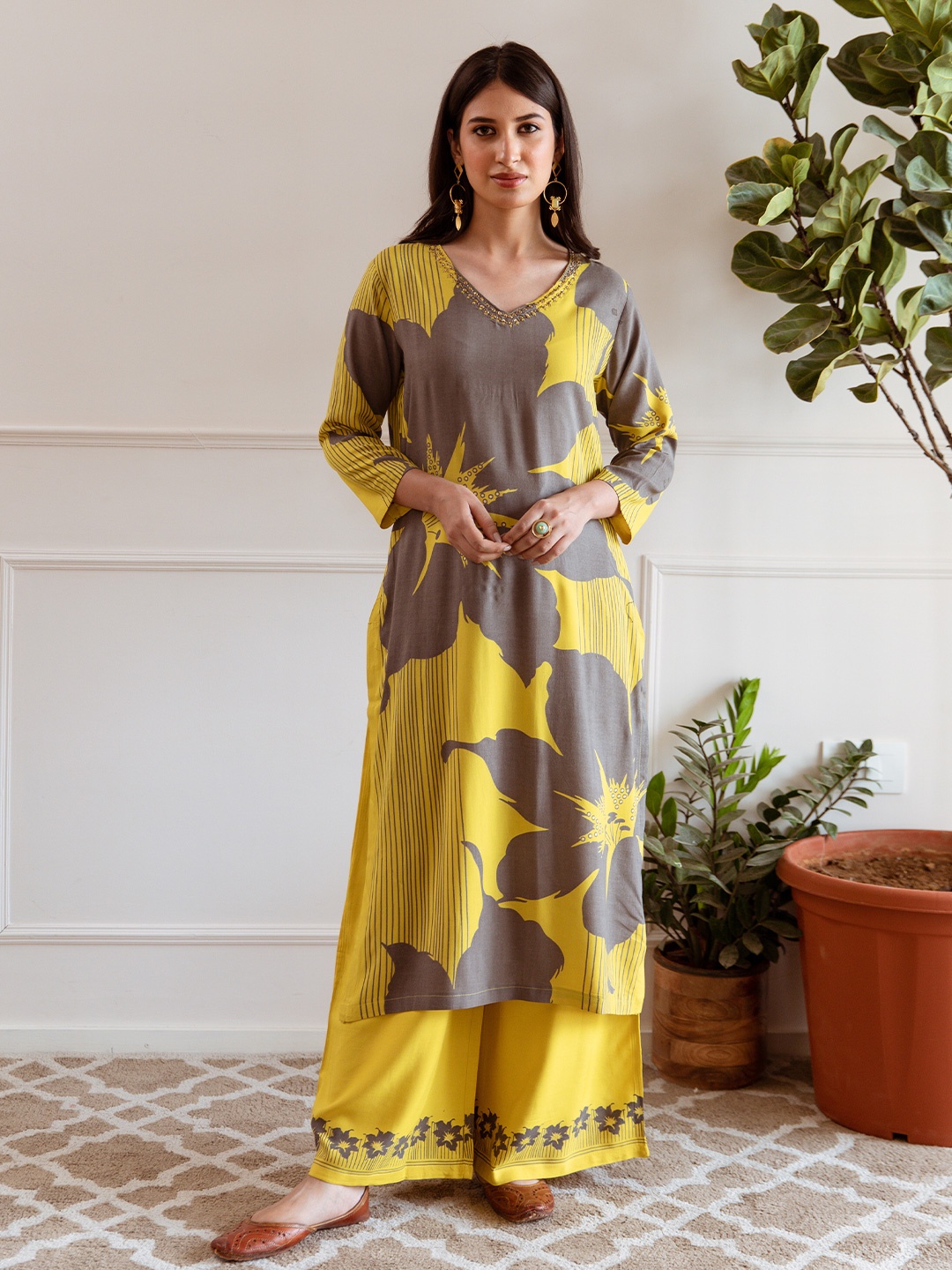 

Ishin Women Floral Printed Regular Kurta with Palazzos, Yellow