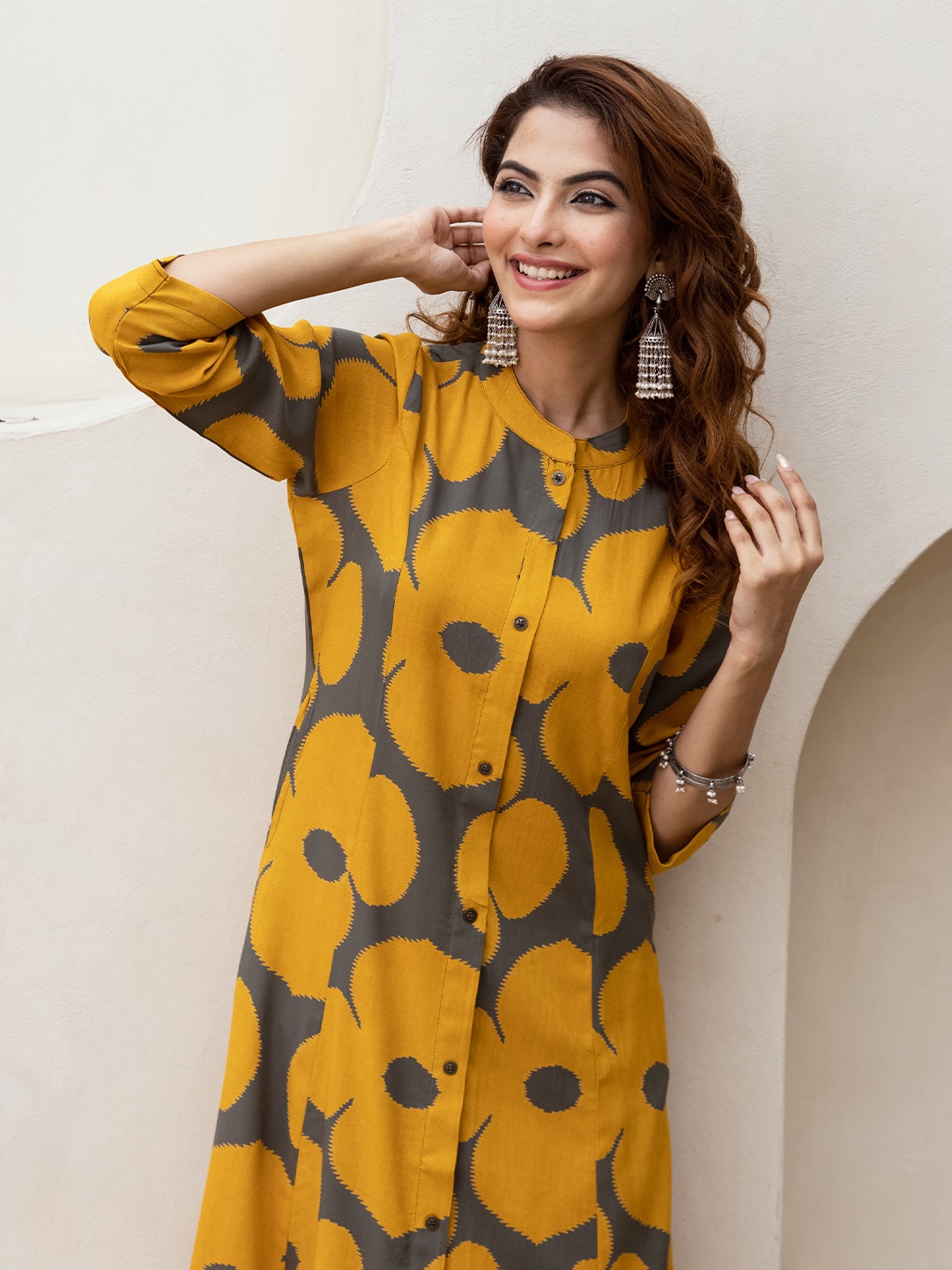 

Ishin Women Floral Printed Regular Kurta with Trousers, Yellow