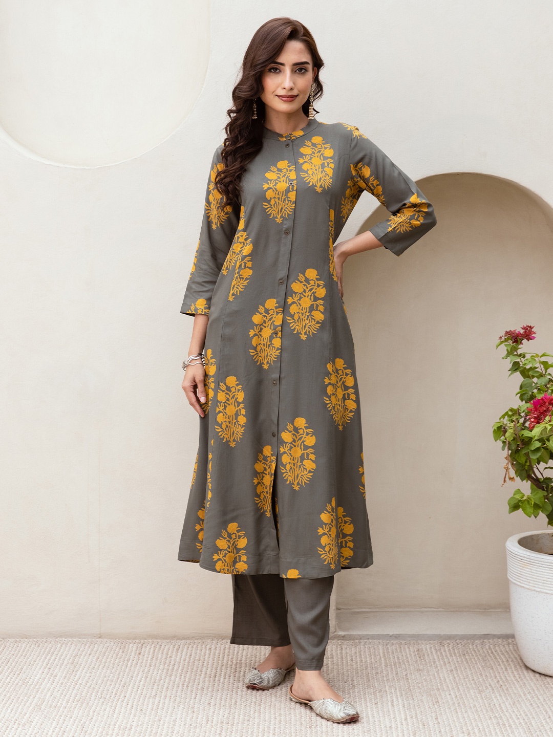 

Ishin Women Floral Printed Regular Kurta with Trousers, Grey