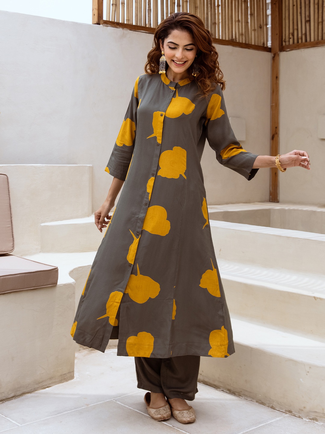

Ishin Women Floral Printed Regular Kurta with Trousers, Grey