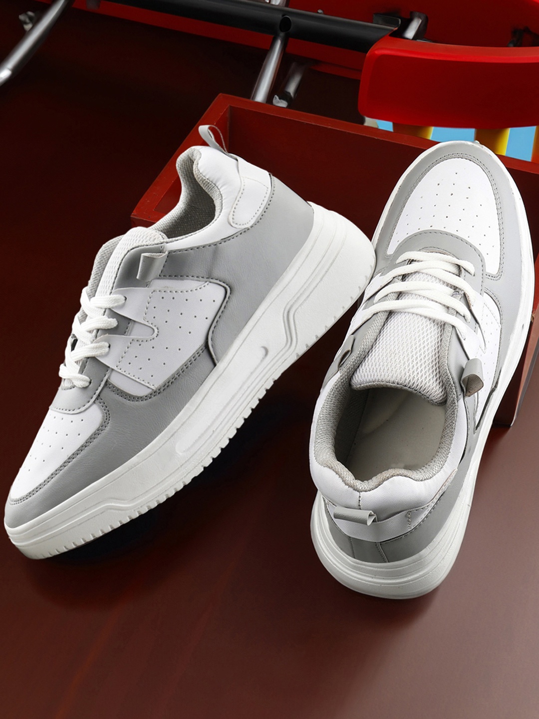 

Kook N Keech Men Colourblocked Lace-Up Sneakers, White