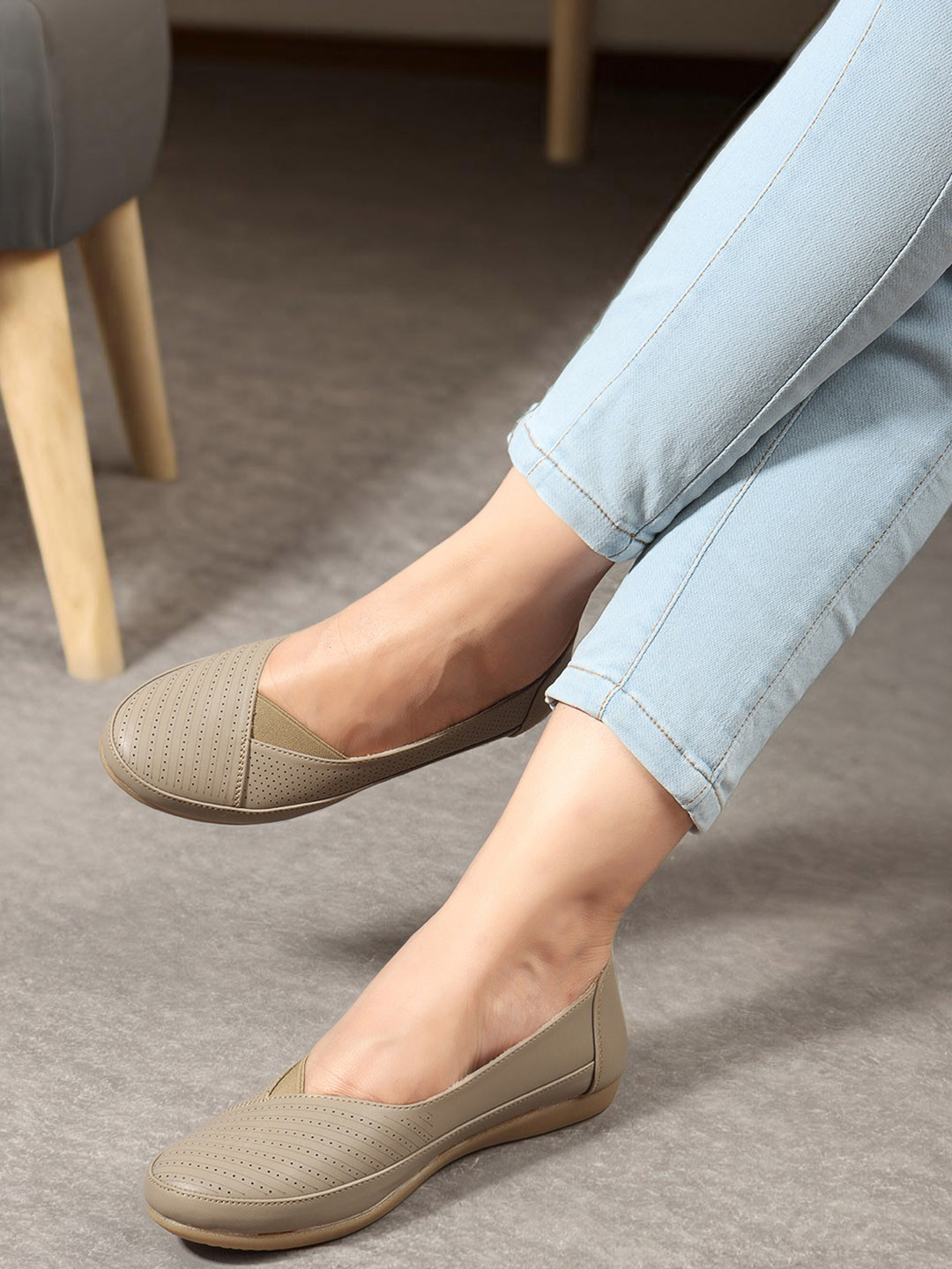 

Mast & Harbour Women Open Toe Flats, Grey