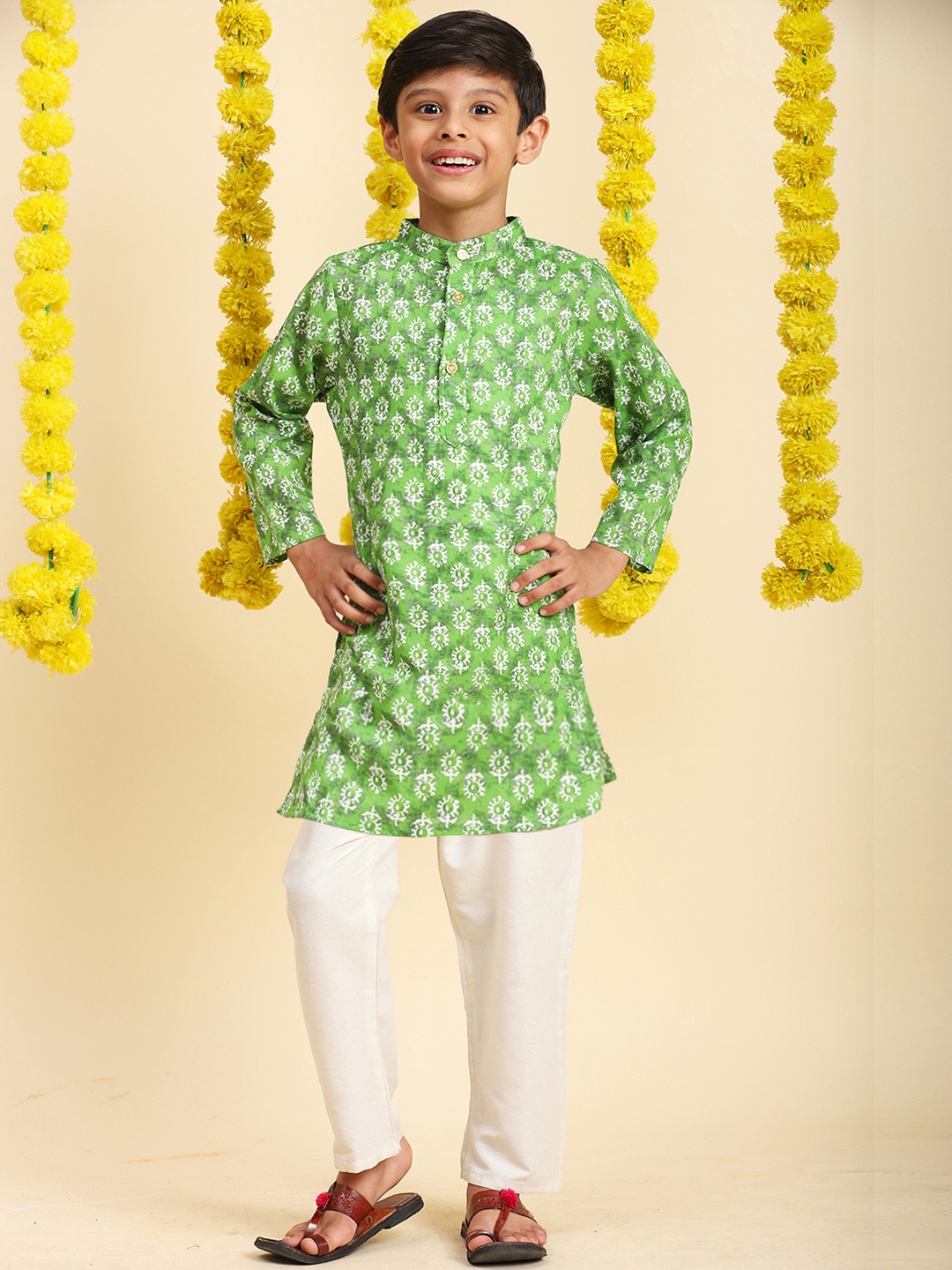 

Cutiekins Boys Ethnic Motifs Printed Mandarin Collar Straight Kurta With Pyjamas, Green