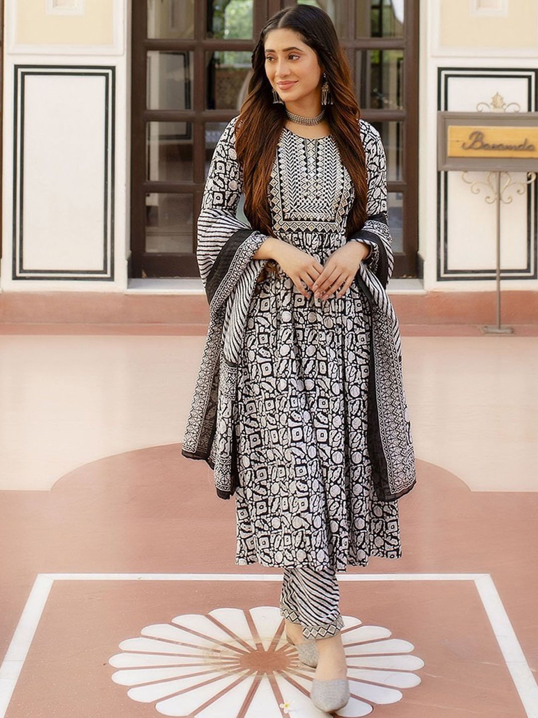 

KLOSIA Women Embroidered Regular Thread Work Kurta with Palazzos & With Dupatta, Black