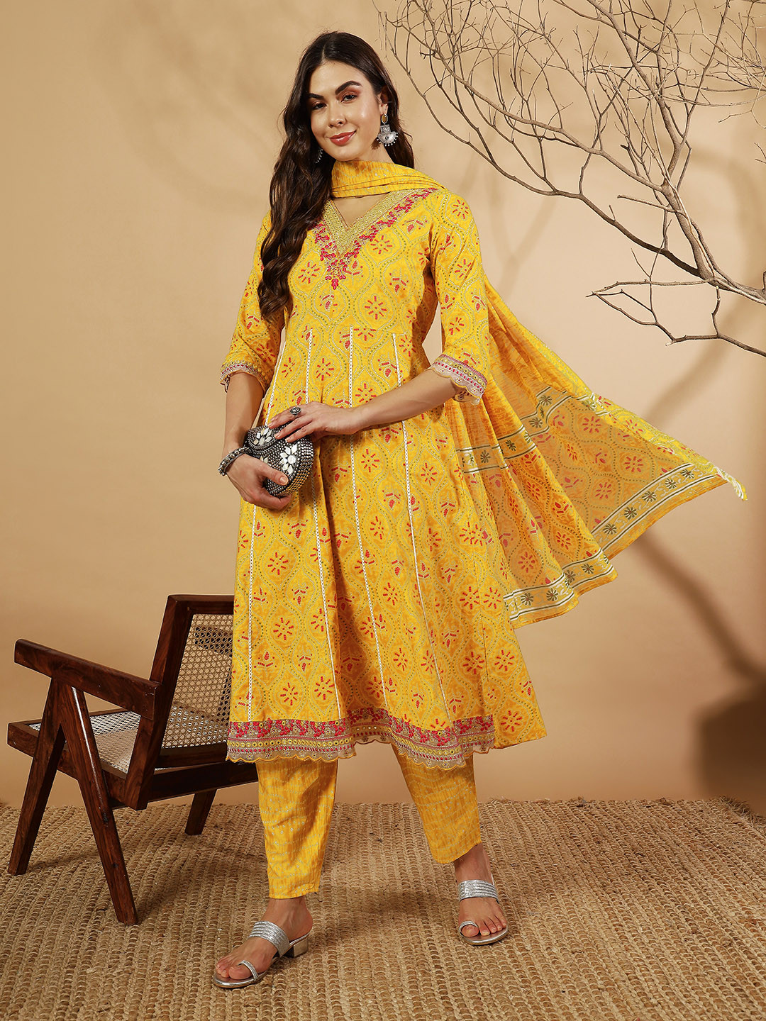 

IkDaiya Bandhani Printed Thread Work V-Neck Panelled Pure Cotton Kurta & Trouser & Dupatta, Yellow