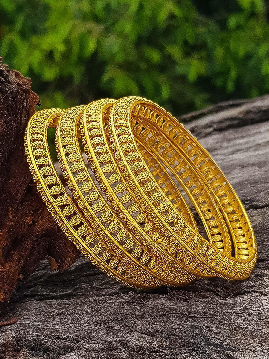 

GRIIHAM Set Of 4 Gold-Plated Bangles