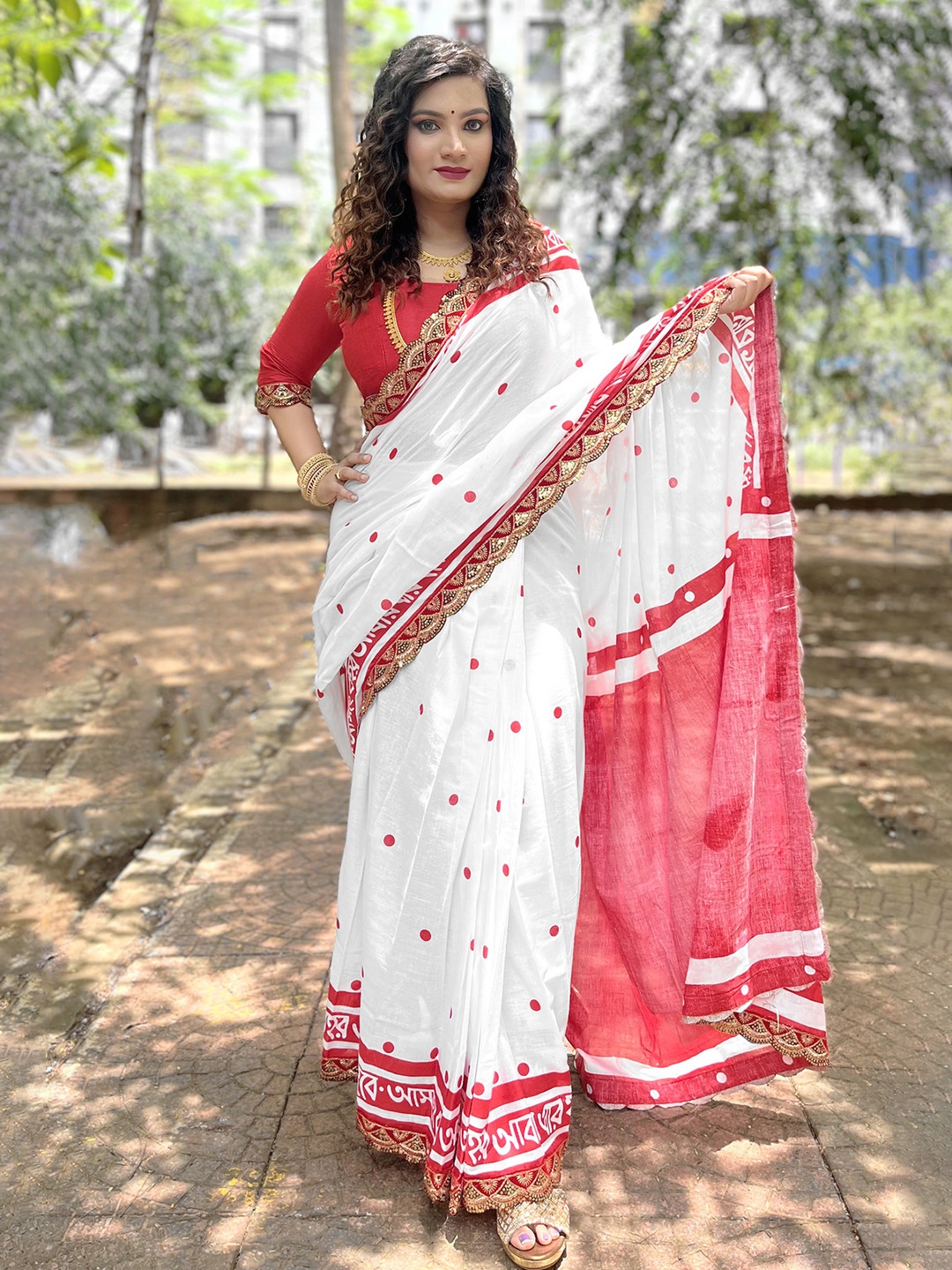 

Anouk Polka Dot Beads and Stones Pure Cotton Saree, White
