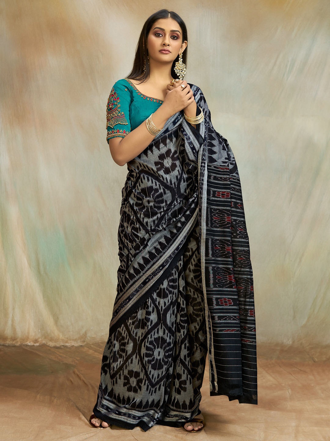 

CHUDIYA Ethnic Motifs Pure Cotton Ikat Saree, Black