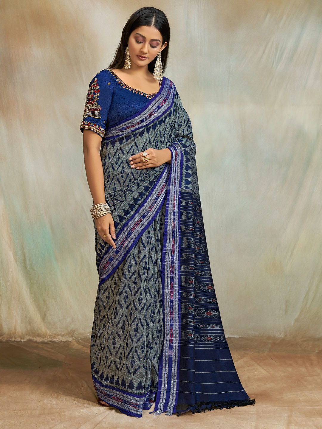 

CHUDIYA Ethnic Motifs Pure Cotton Ikat Saree, Grey